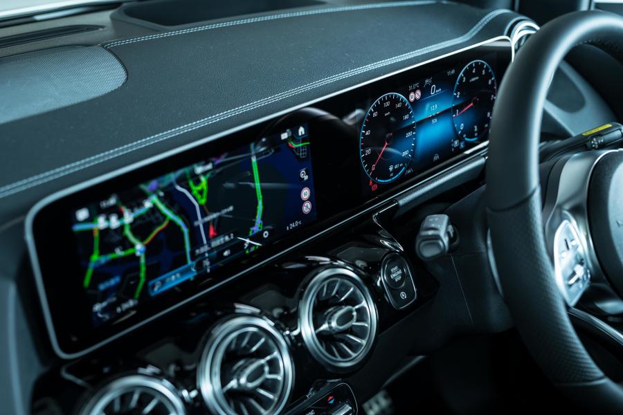 Панель приборов Mercedes-Benz B180 AMG Line (W247) 2019 года  (JP) (фото 12 из 16)